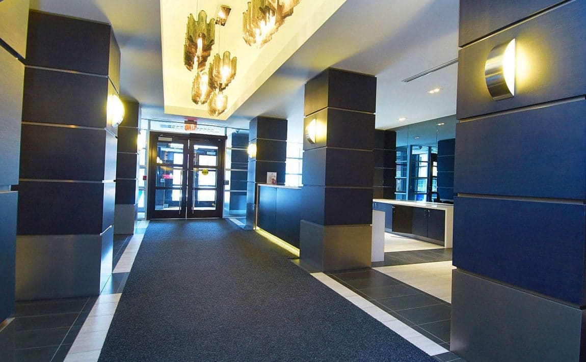 399-adelaide-st-w-toronto-lofts-399-king-west-lofts-toronto-lofts-king-west-condos-reception-entrance-sitting-area-foyer-modern