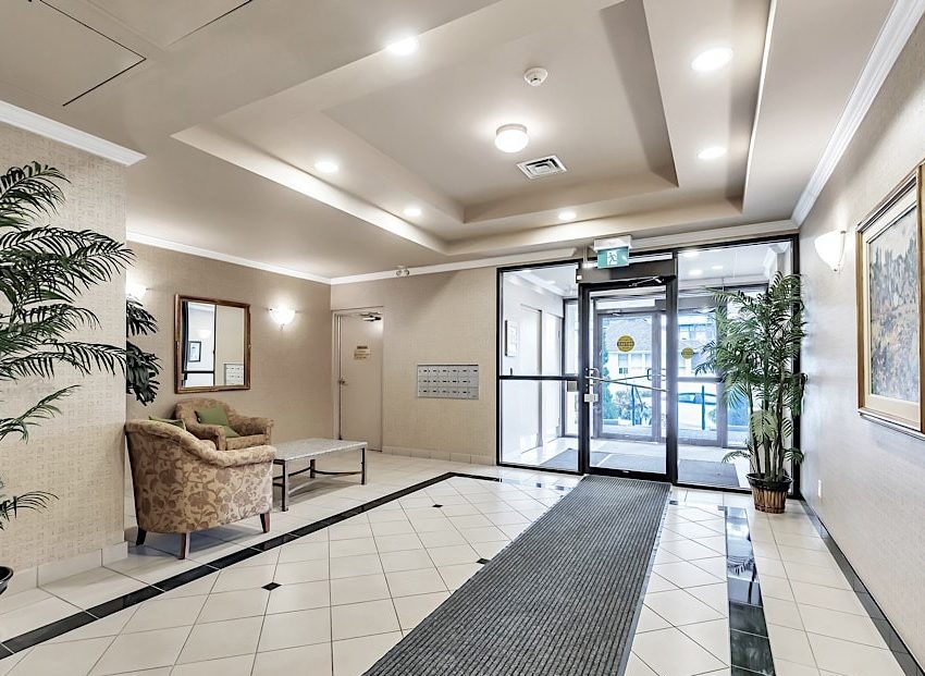 50-port-st-e-mississauga-port-credit-condos-for-sale-lobby