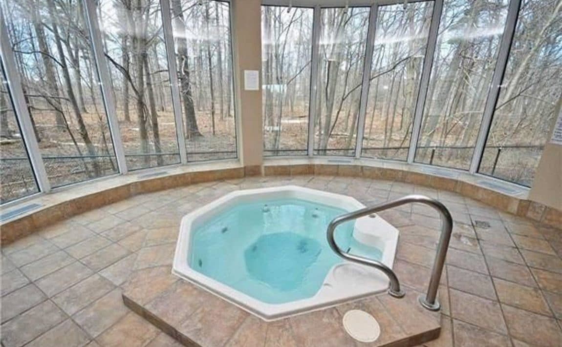 Parkway Place II - 2565 Erin Centre Blvd - Hot tub