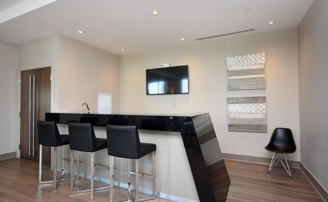 3975-grand-park-dr-mississauga-condos-for-sale-party-room-bar