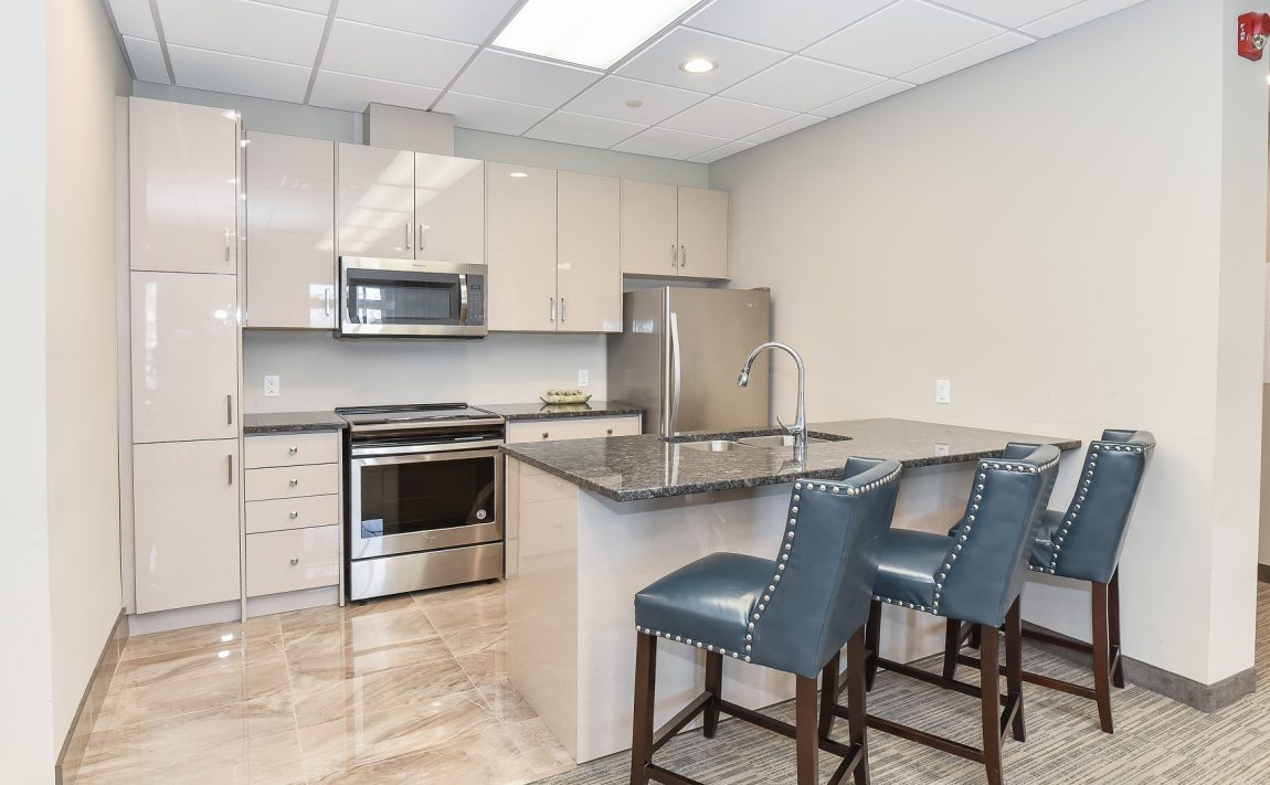 2486-old-bronte-rd-2490-old-bronte-rd-oakville-mint-condos-party-room-kitchen