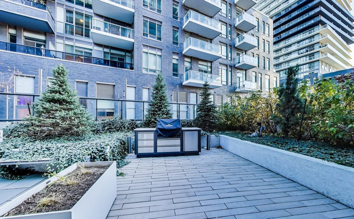 cove-at-waterways-39-annie-craig-dr-humber-bay-shores-amenities-bbq