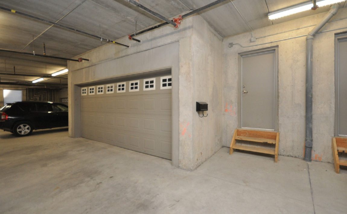 shipp-place-townhomes-4155-shipp-dr-square-one-mississauga-garage