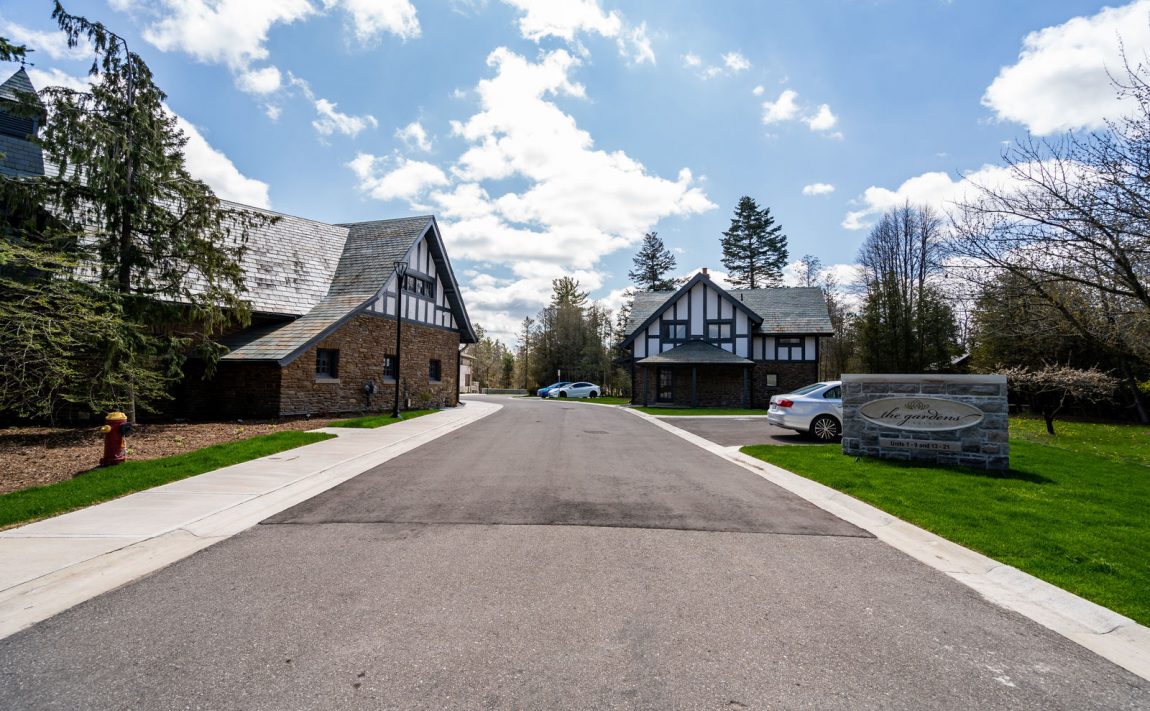 gardens-of-edgemere-10-maple-grove-dr-oakville-entry-driveway