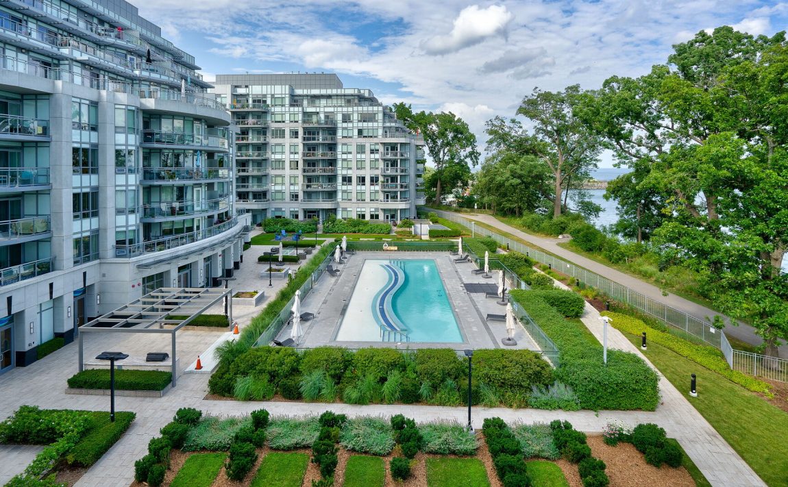 bluwater-condos-3500-lakeshore-rd-w-oakville-amenities-outdoor-pool