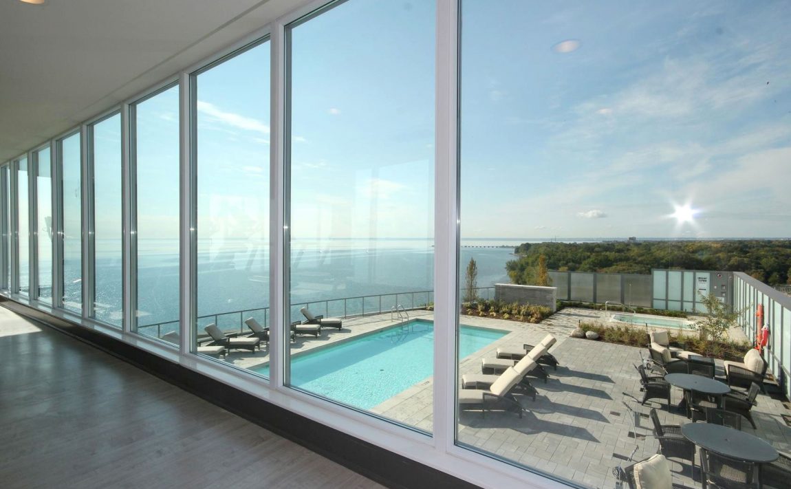 the-shores-condos-11-bronte-rd-oakville-amenities-rooftop-pool