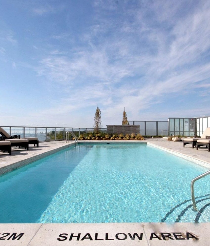 the-shores-condos-11-bronte-rd-oakville-rooftop-pool