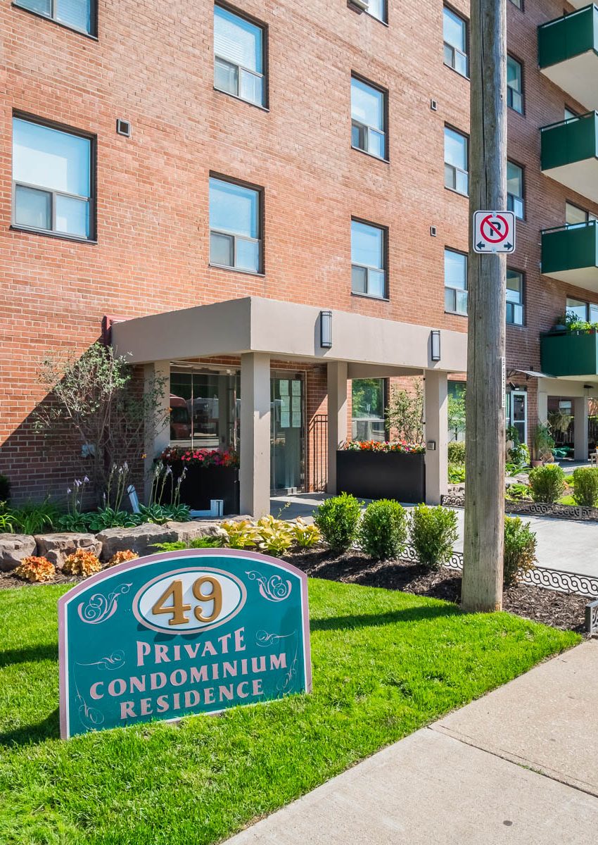 49-queen-st-e-mississauga-condos-port-credit-front-entrance