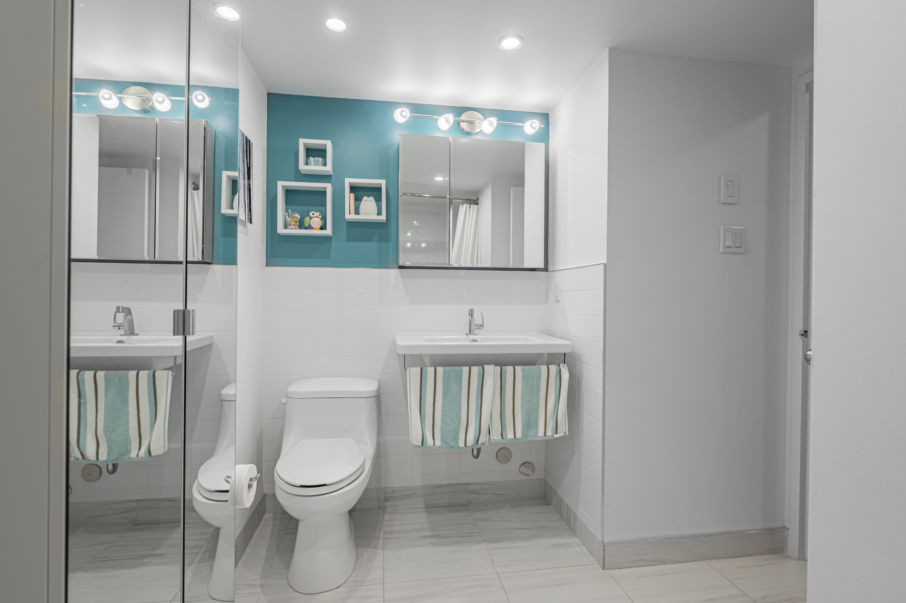 712-117-gerrard-st-e-toronto-condos-renovated-clean-bathroom