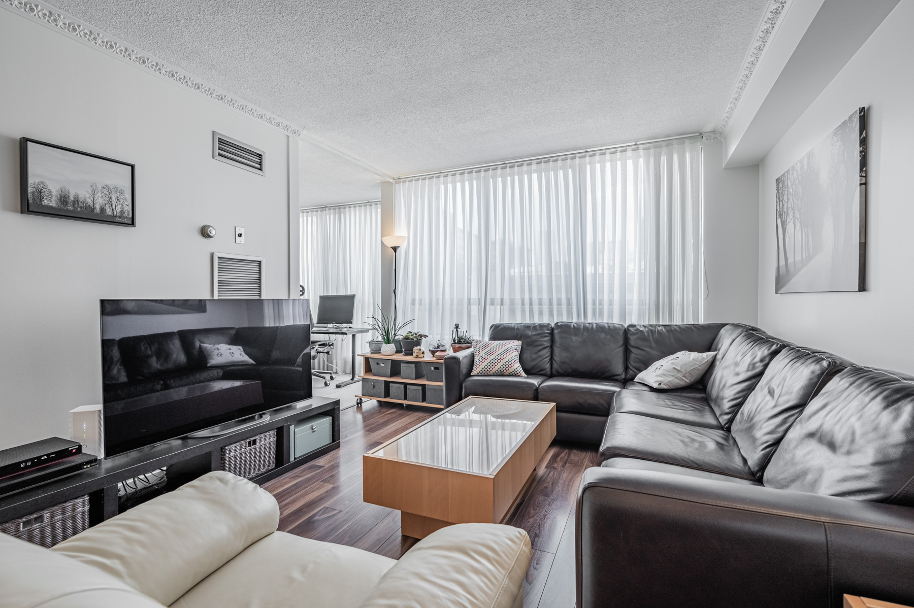 712-117-gerrard-st-e-toronto-condos-spacious-living-room