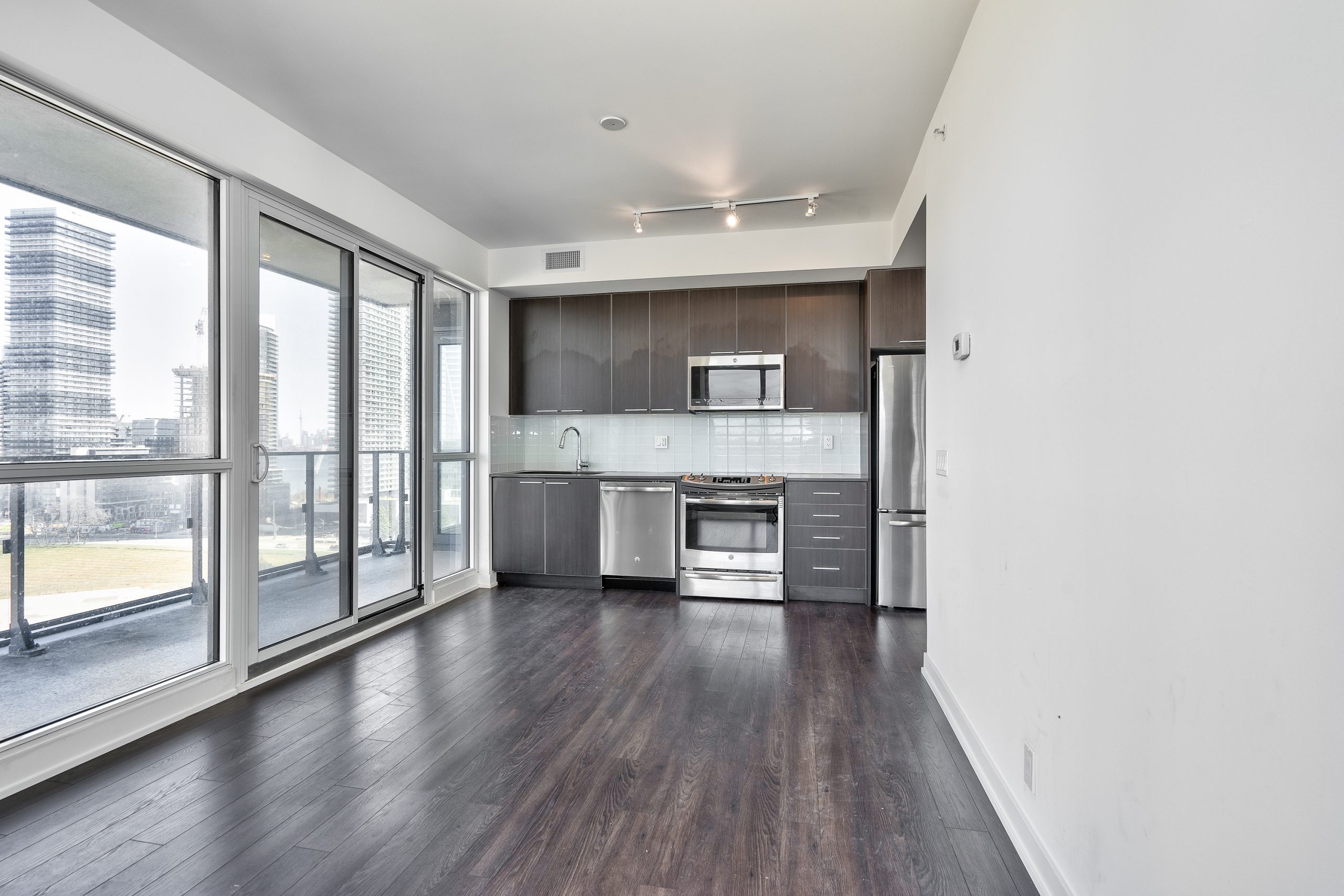 10-park-lawn-rd-westlake-encore-humber-bay-shores--stainless-steel-appliances