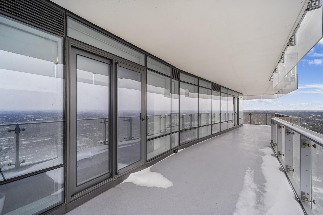 1-bloor-st-e-toronto-yorkville-condos-balcony-concrete-glass