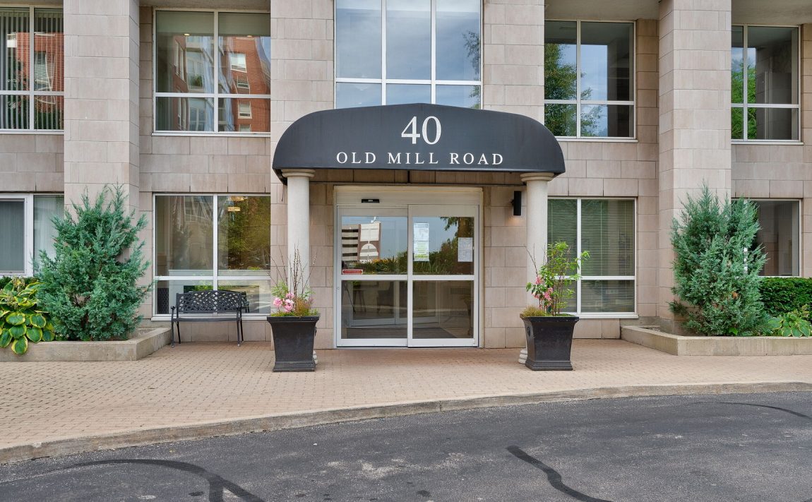 40-old-mill-rd-oakville-condos-for-sale-front-entrance