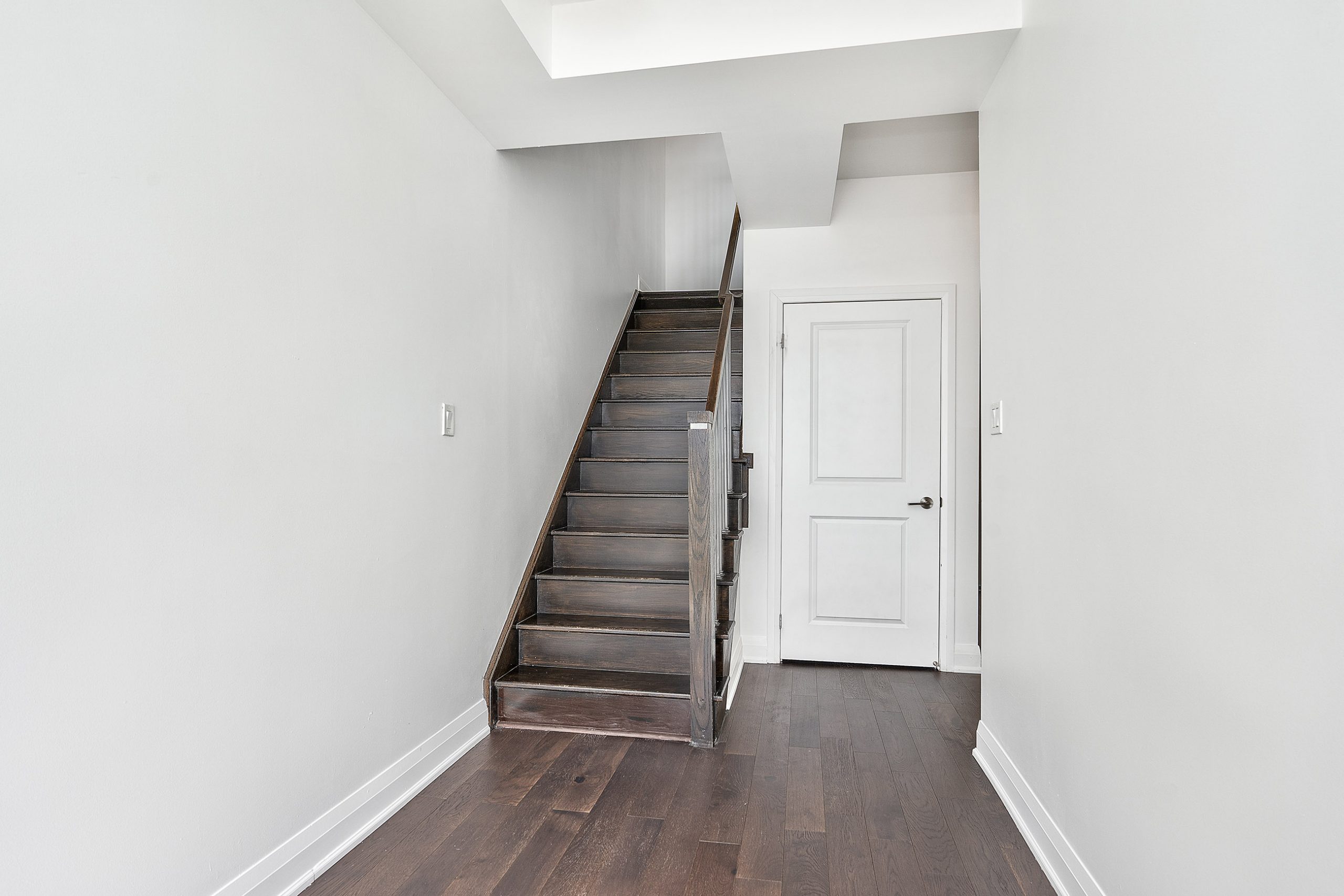 marquee-townhomes-mississauga-for-sale-entry-stairs