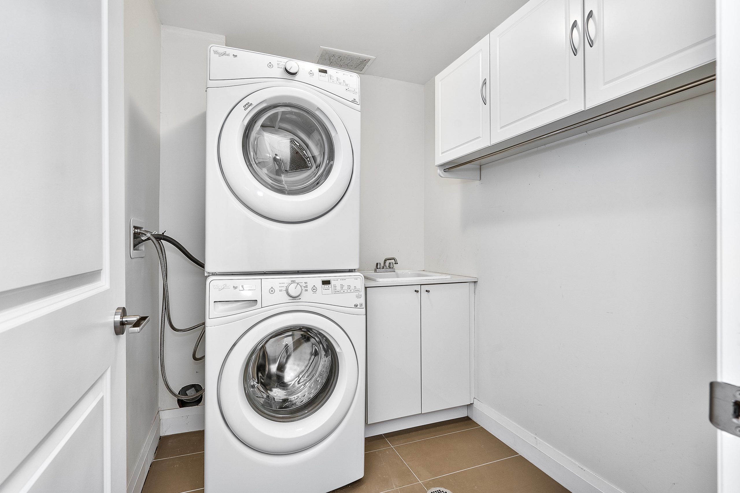marquee-townhomes-mississauga-for-sale-laundry-room