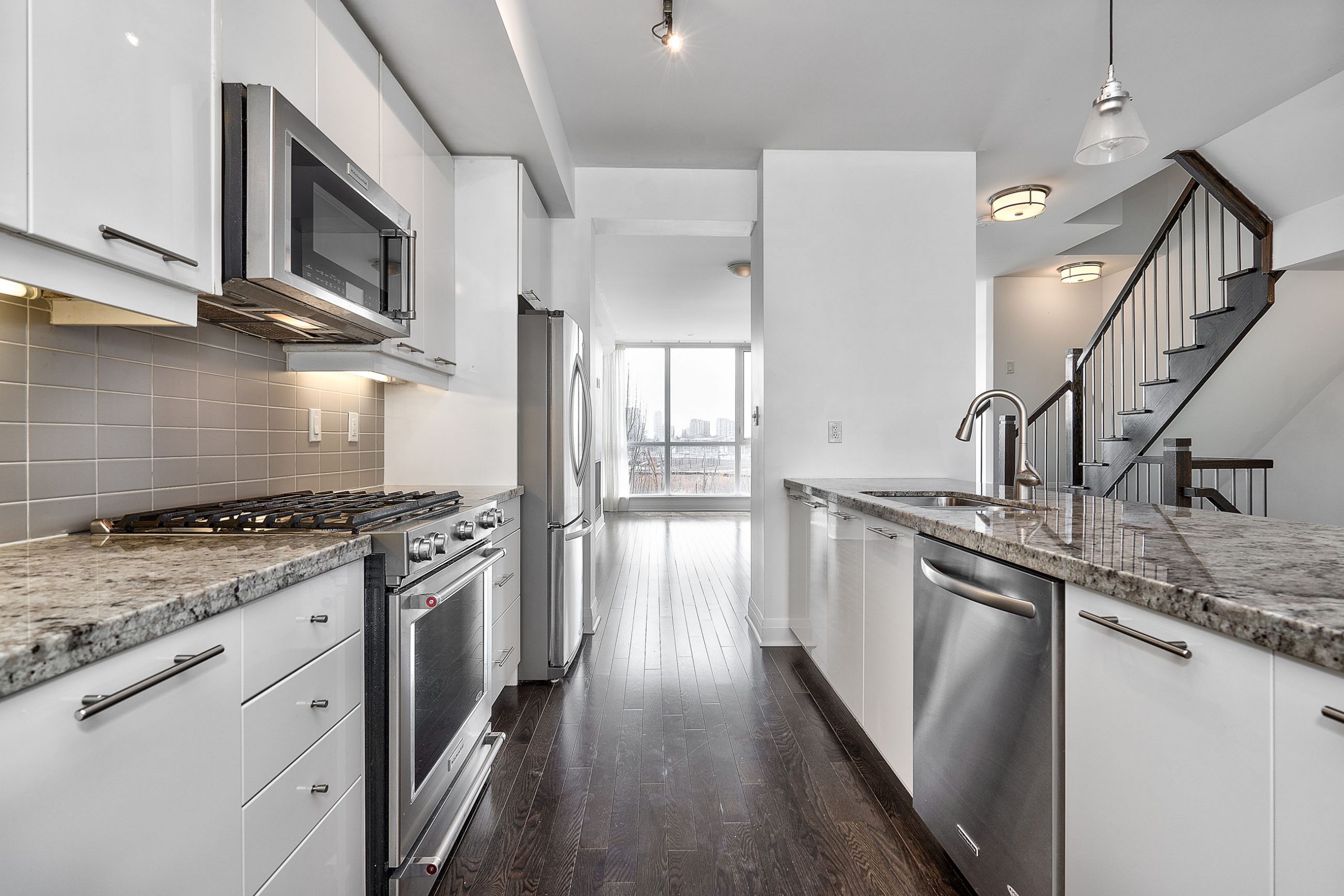 marquee-townhomes-mississauga-for-sale-luxury-kitchen