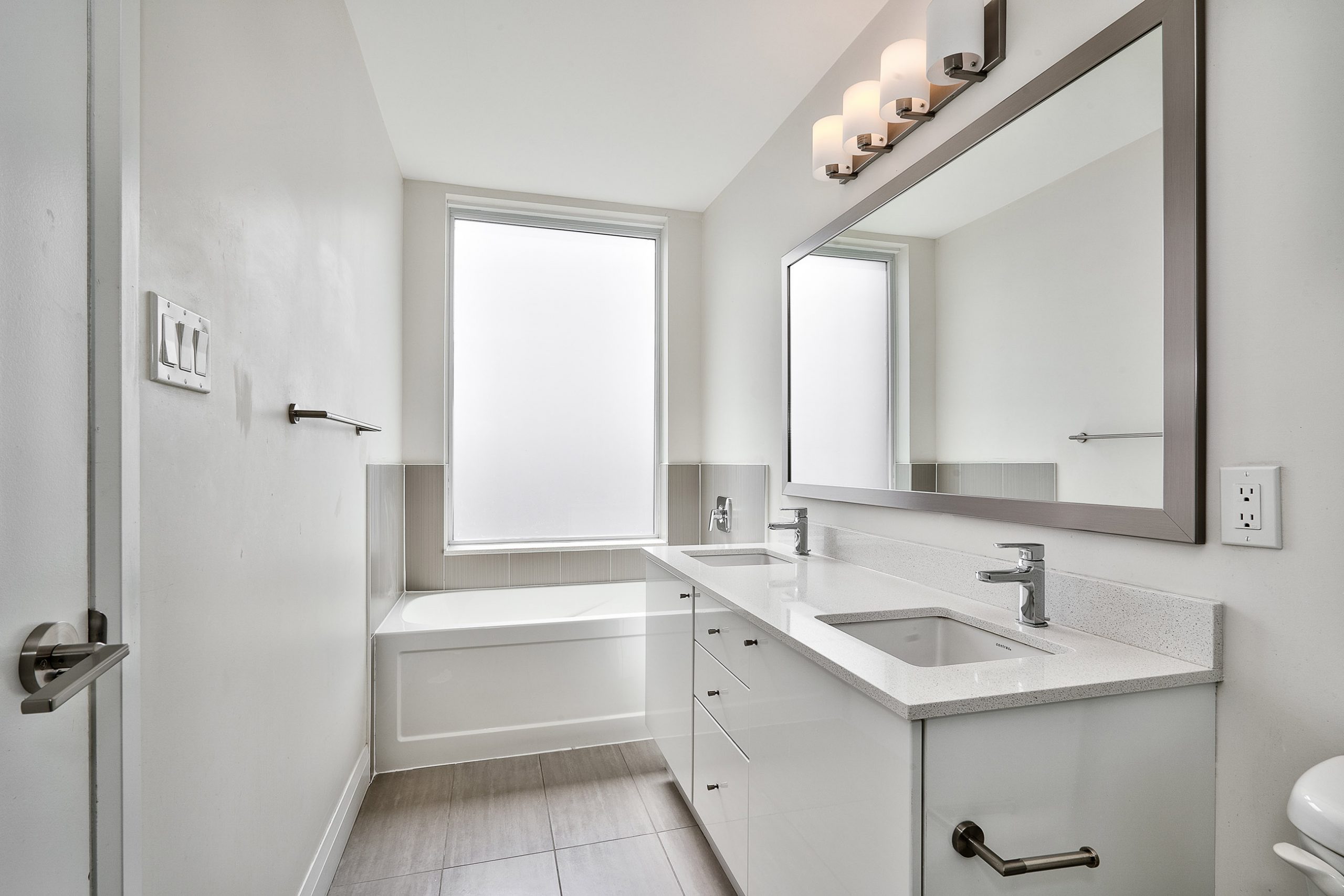 marquee-townhomes-mississauga-for-sale-primary-bedroom-ensuite-bath
