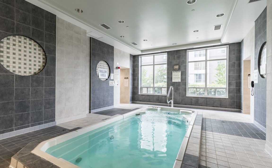 55-strathaven-dr-mississauga-condos-square-one-amenities-hot-tub