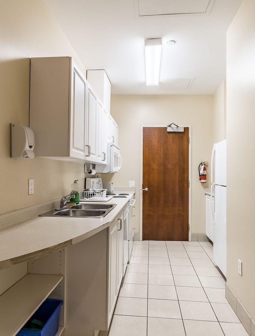 55-strathaven-dr-mississauga-condos-square-one-amenities-kitchen