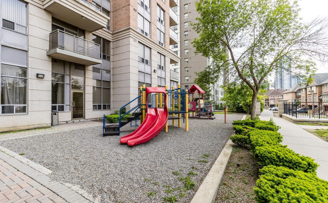 55-strathaven-dr-mississauga-condos-square-one-childrens-playground