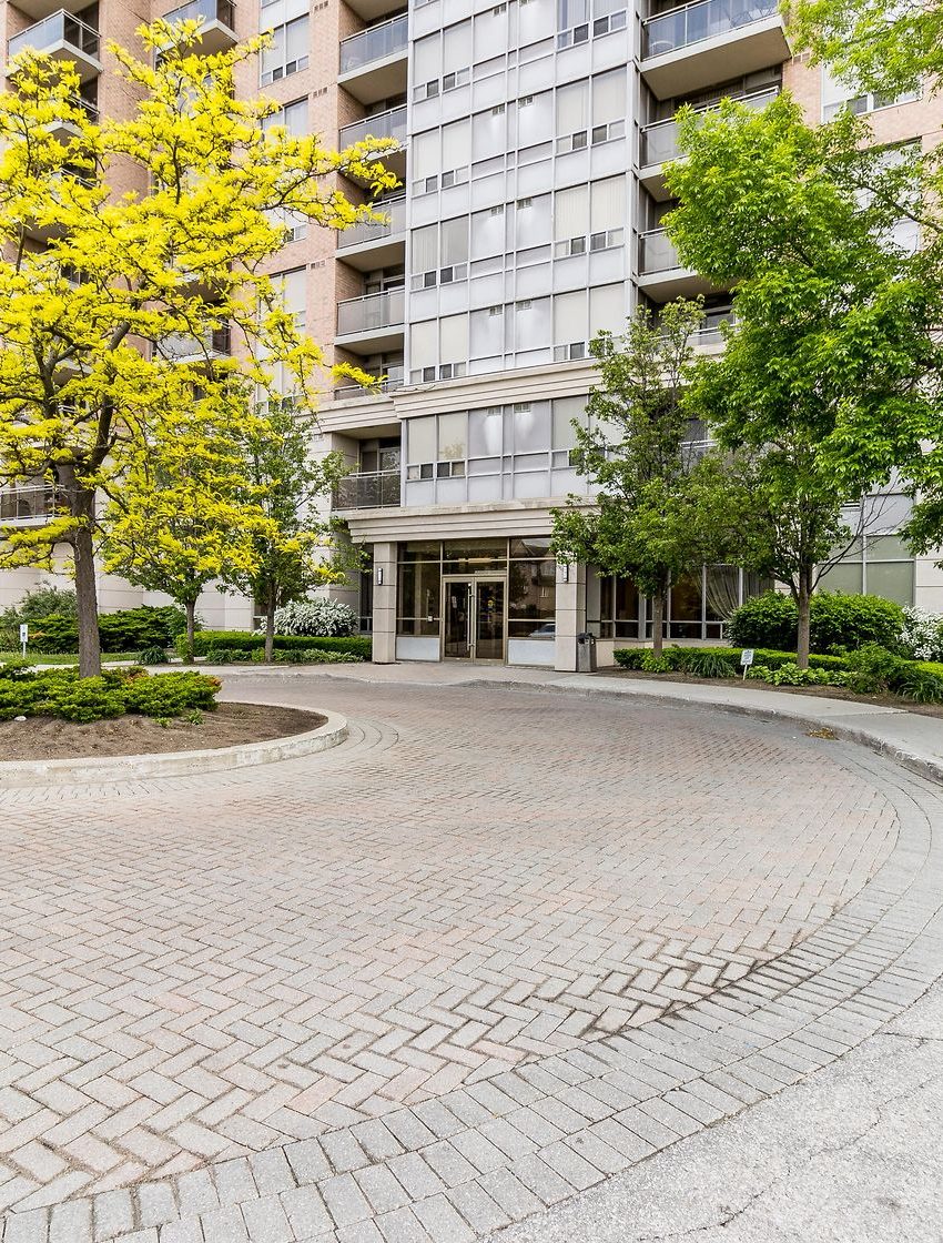 55-strathaven-dr-mississauga-condos-square-one-driveway
