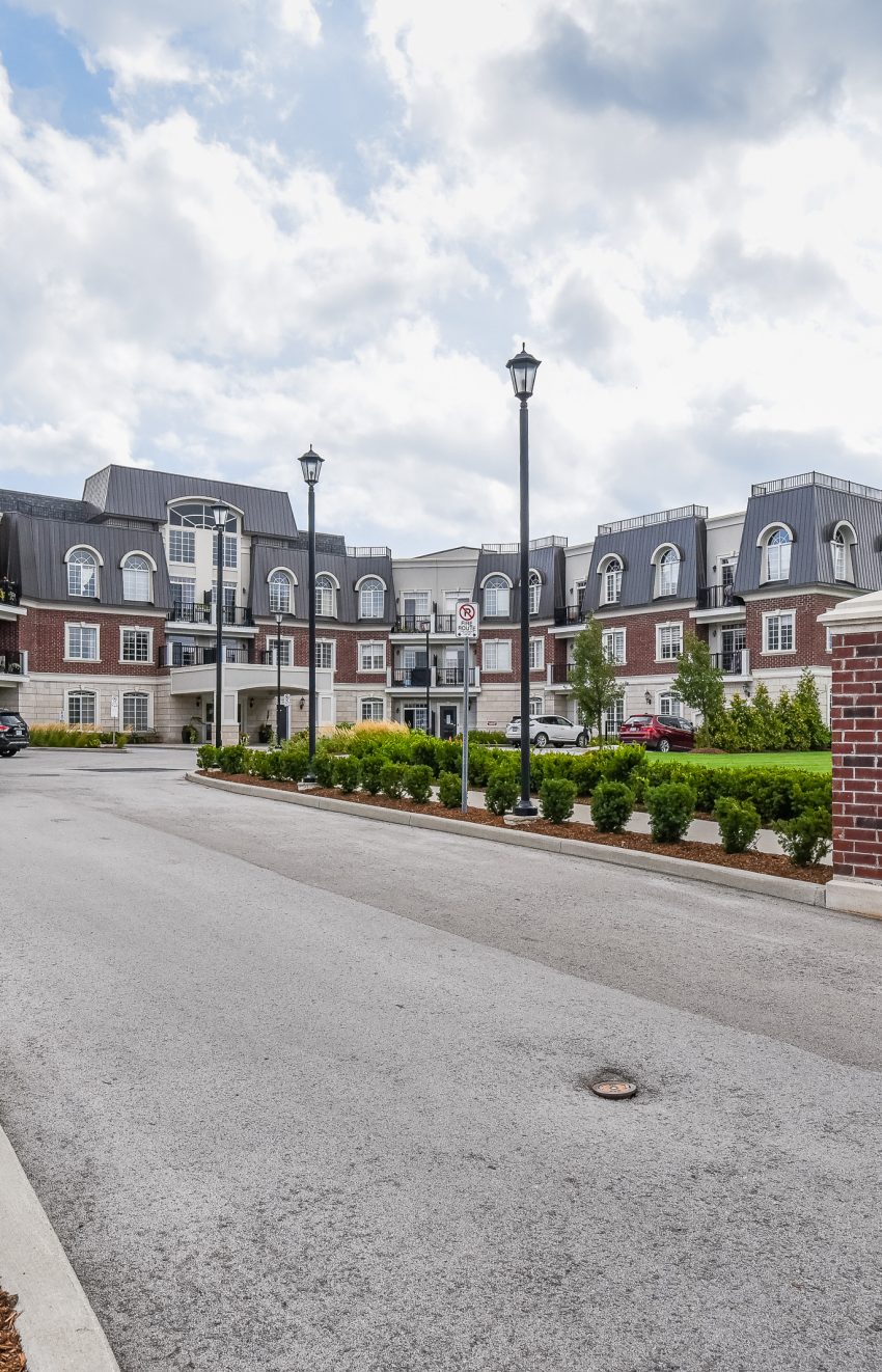 balmoral-condos-2300-upper-middle-rd-w-oakville-driveway
