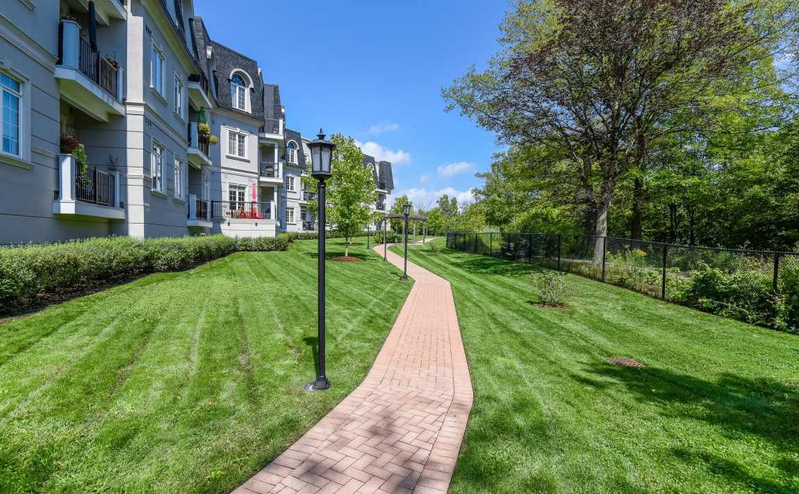 balmoral-condos-2300-upper-middle-rd-w-oakville-walking-trail