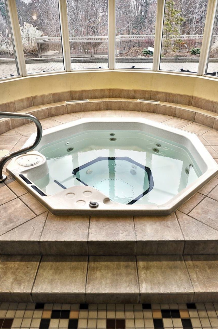 the-palace-1900-the-collegeway-mississauga-condos-hot-tub