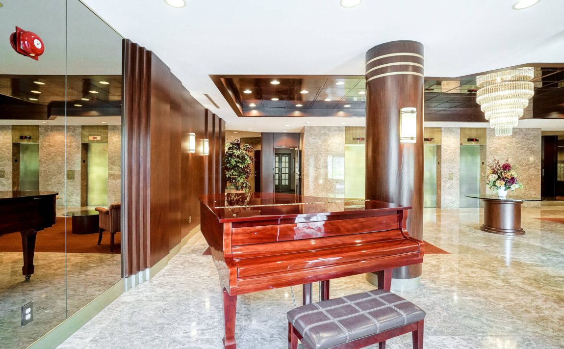 canyon-springs-condos-1700-the-collegeway-mississauga-concierge-lobby