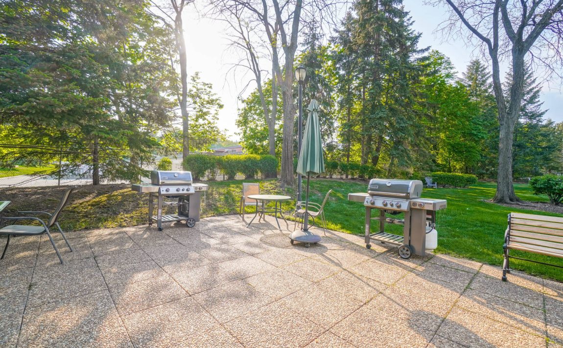 canyon-springs-condos-1700-the-collegeway-mississauga-outdoor-bbq