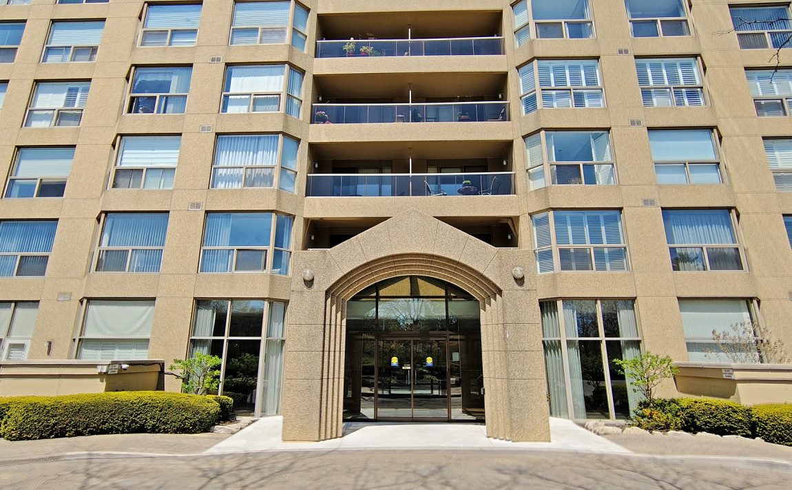 granite-gates-condos-1800-the-collegeway-mississauga-front-entrance