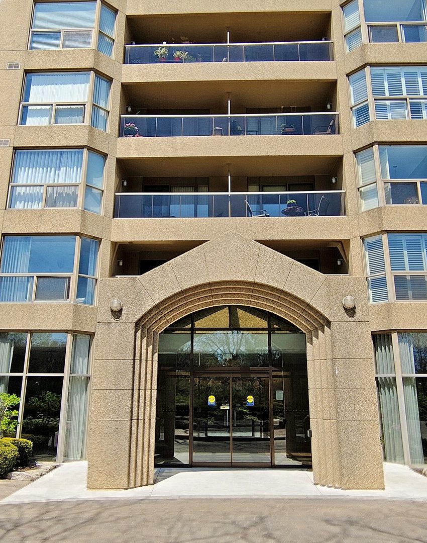 granite-gates-condos-1800-the-collegeway-mississauga-front-entrance
