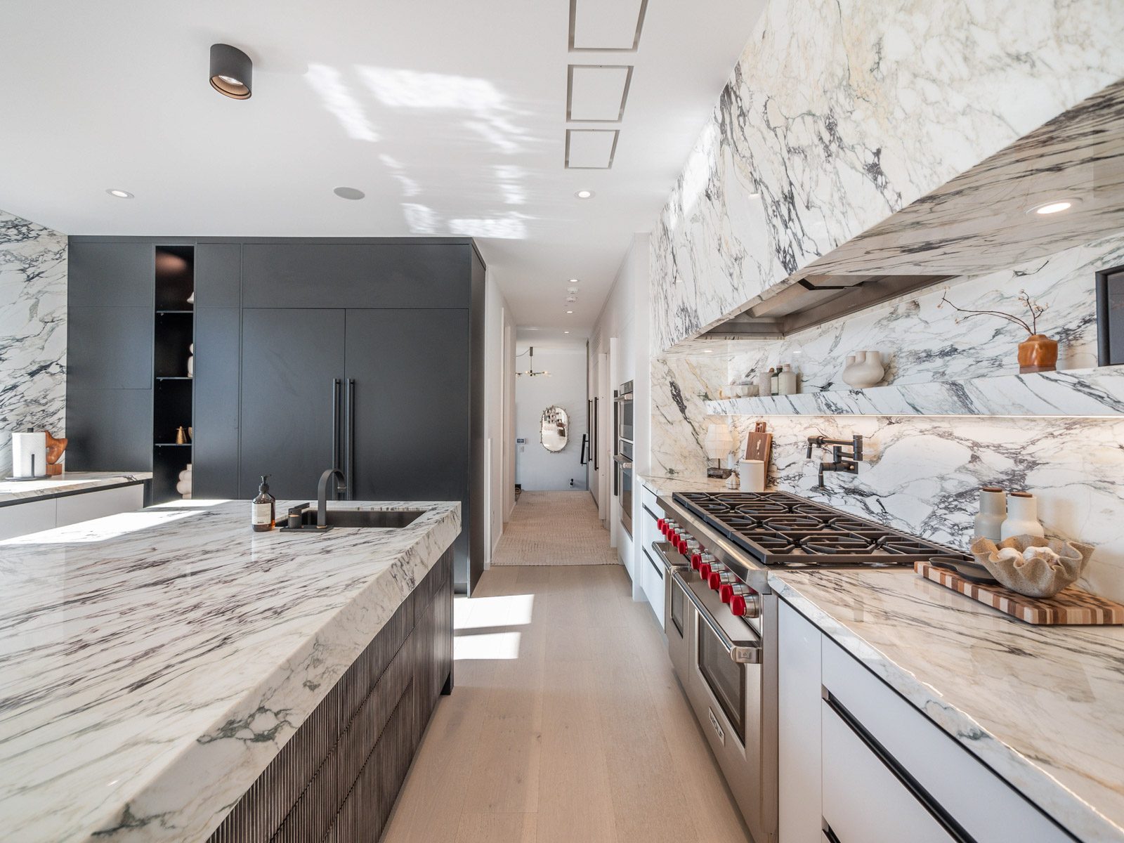 modern-luxury-markham-home-for-sale-cachet-kitchen