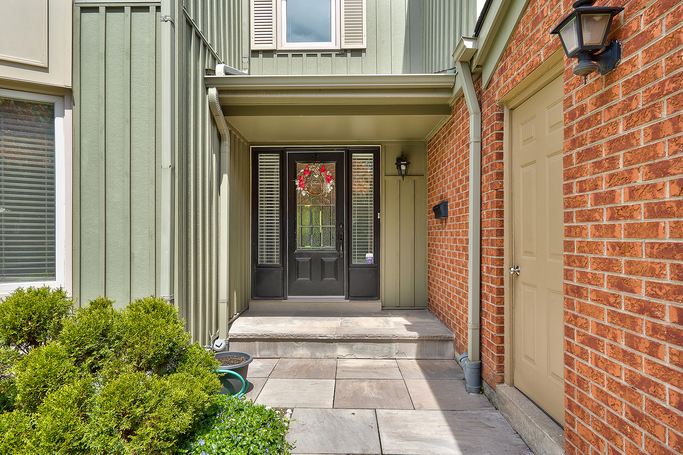 erin-mills-mississauga-townhouse-for-sale-front-entryway