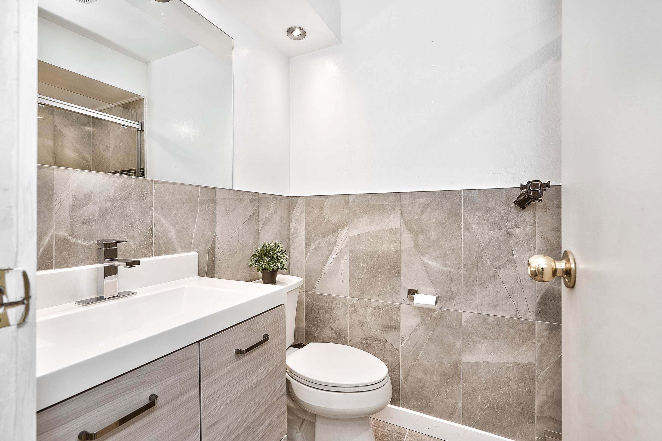 erin-mills-mississauga-townhouse-for-sale-primary-bathroom-renovated