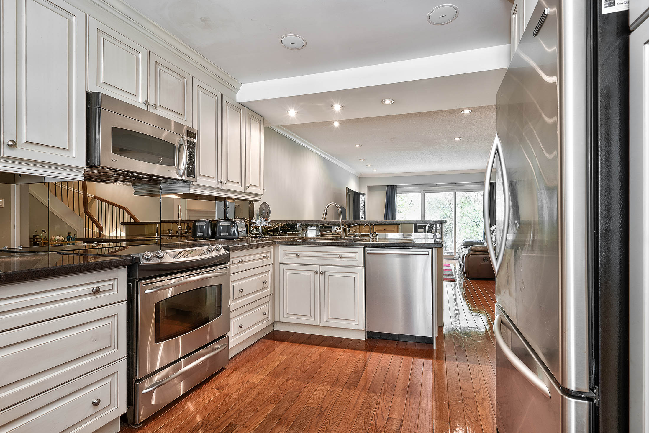 erin-mills-mississauga-townhouse-for-sale-south-millway-kitchen