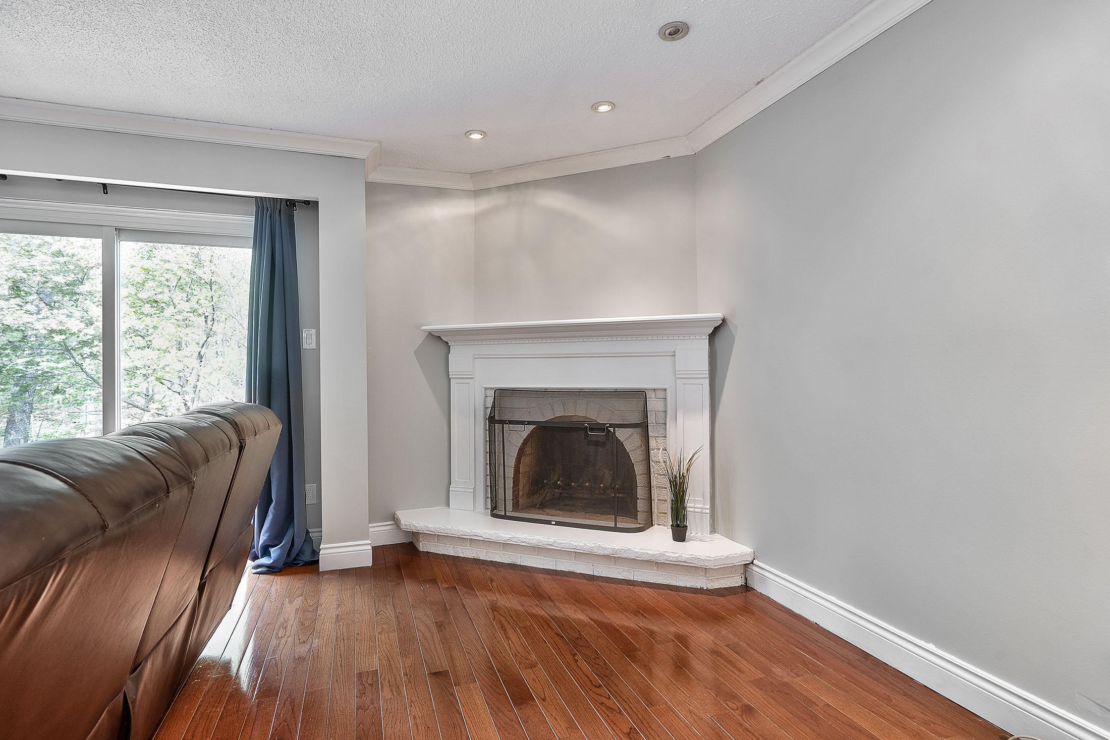 erin-mills-mississauga-townhouse-for-sale-wood-fireplace